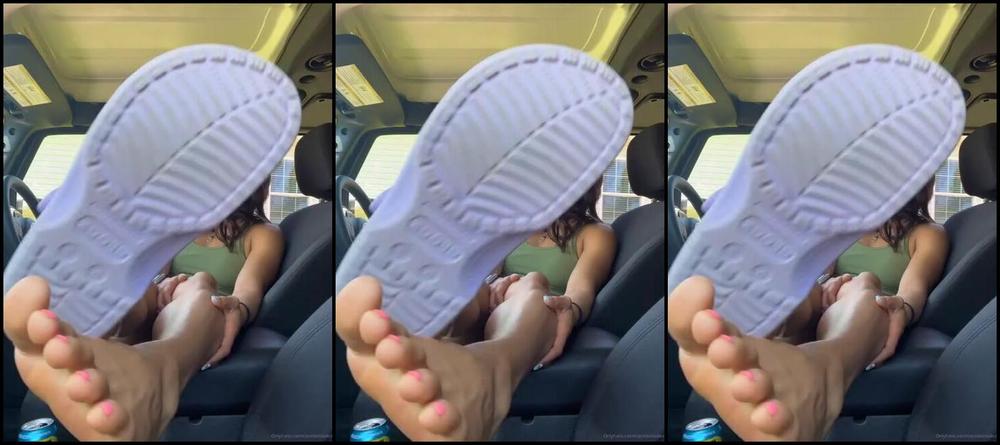 Goddess Coco Aka Cocobonsolez Onlyfans I Love A Cute Pair Of Crocs What Color Should I Buy Next Pastels Are My Fav Colors Here S A Min 3