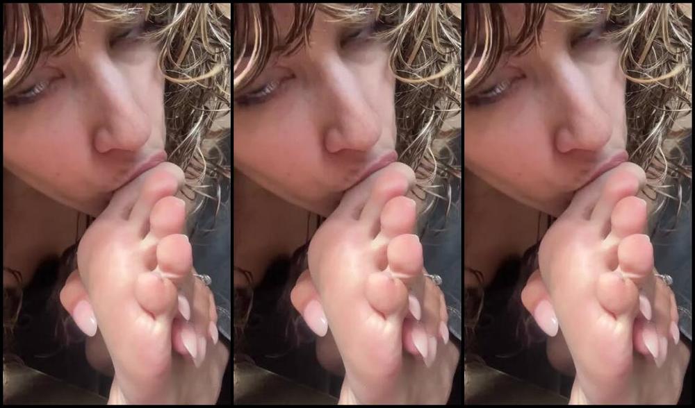 Liariccivip Nicknamed Candymoorevip 03 31 2025 Onlyfans Video An Improvised Foot Lick