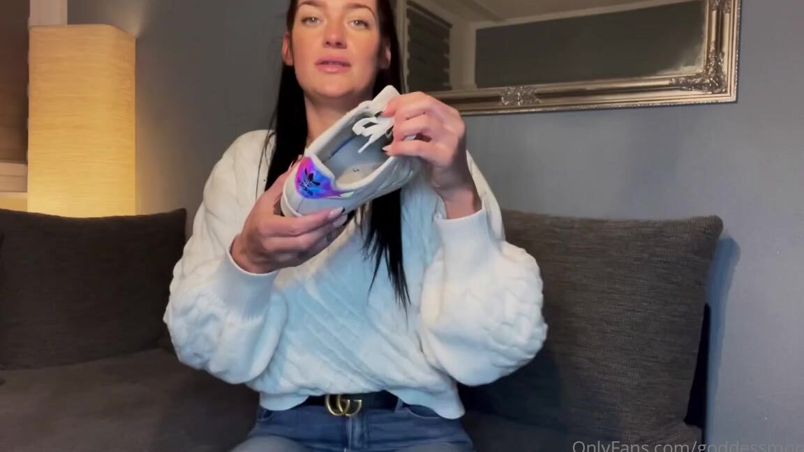 Goddessmona 91 Onlyfans Pov Deine Beste Freundin Erzhlt Dir Dass Ihr Schon Lange Aufgefallen Ist Dass Du An Ihren Sneakerp