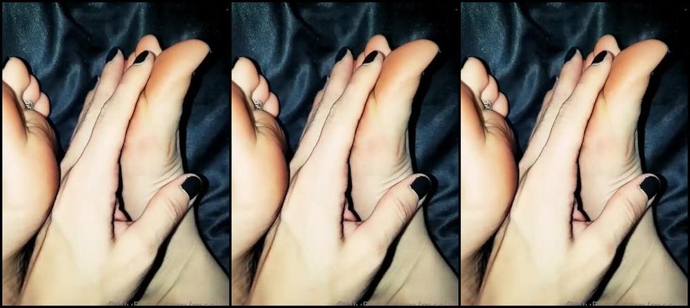 Mssjada Nicknamed Mssjada Onlyfans Rubbing My Feet I Need Some Help