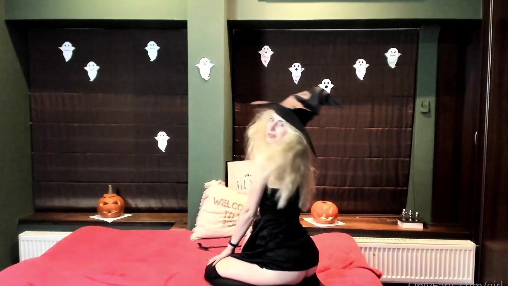 girl-i-am-11-11-2021-2269099228-scary-halloween-21-are-you-curious-who-i-was-on-halloween-night-i-ll-show