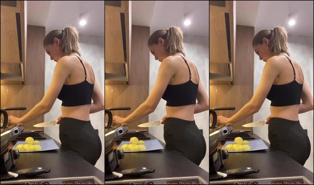 heyhorny-05-08-2020-651538914-do-you-want-to-cook-with-me-or-just-eat-the-food-i-made