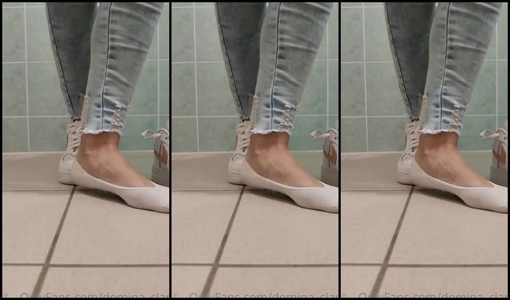 Domina Clara Nicknamed Domina Clara Onlyfans Ure At Ur Place Here Put Your Head On The Floor To Serve