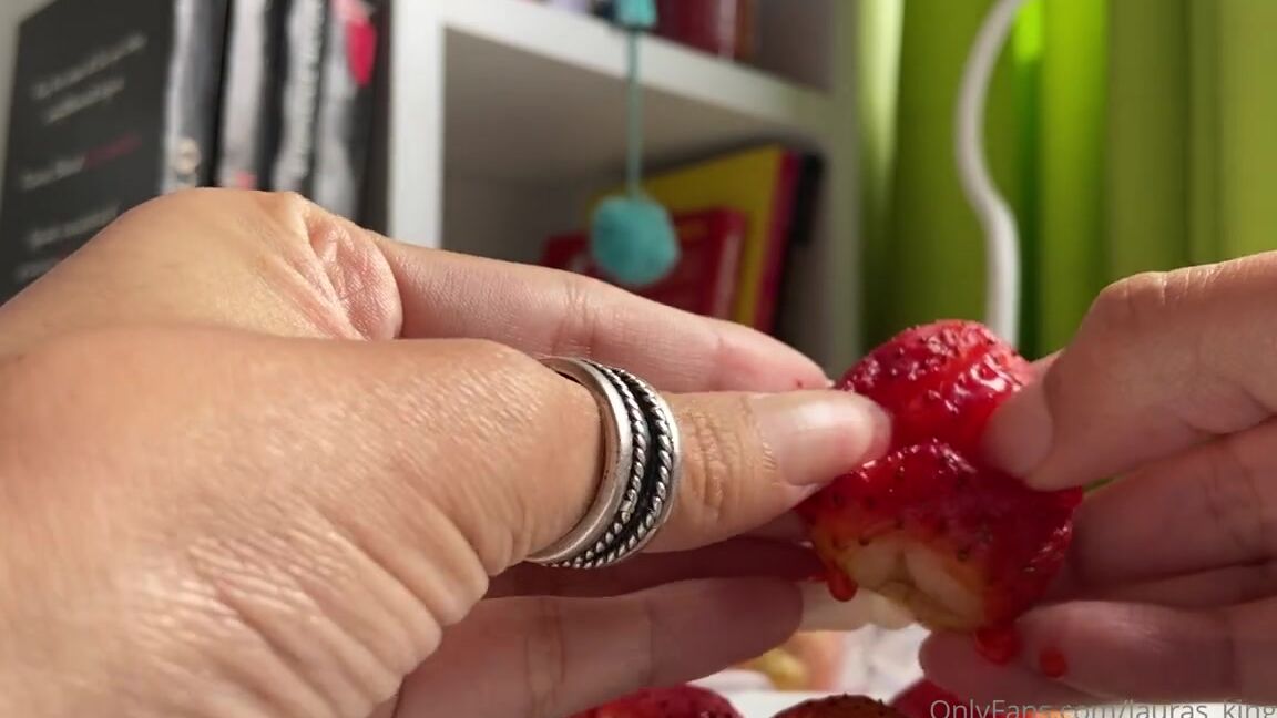 Lalalaura Nicknamed Lauras Kingdom 01 15 2021 Onlyfans Video Amys Strawberry Claw