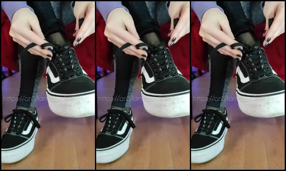 Erisfeet Onlyfans Sono Tornata Da Lavoro E Mi Siedo Per Farti Assaggiare I Miei Piedi Di Nylon Sudati Zitto E Annusa