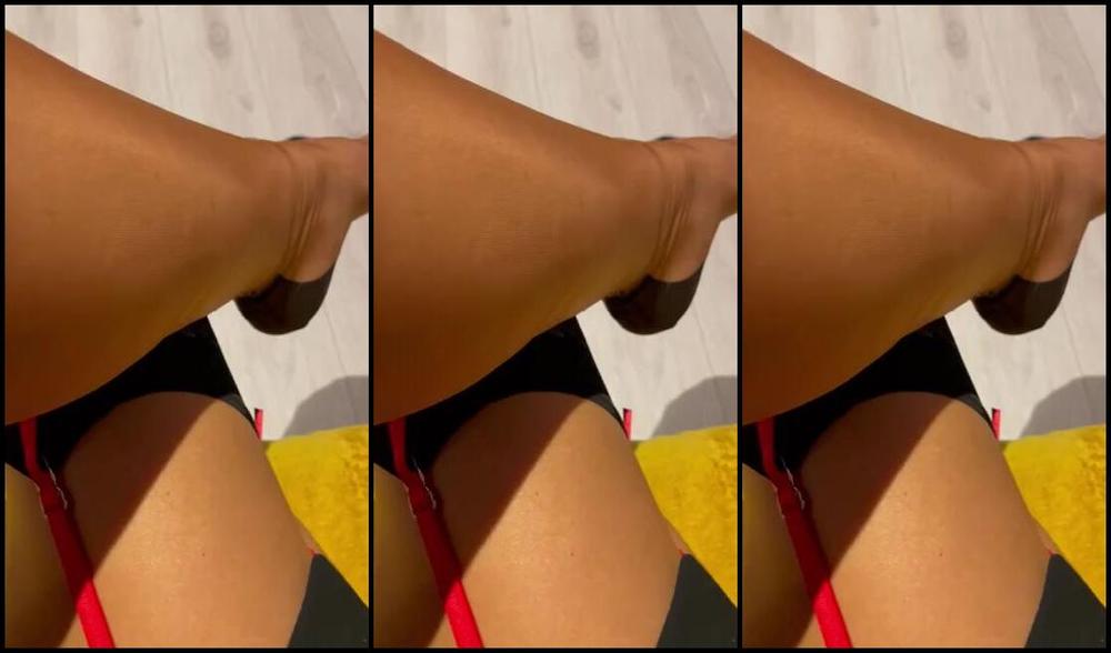 Queenfeetred Nicknamed Queenfeetred Onlyfans Happy Santa Day