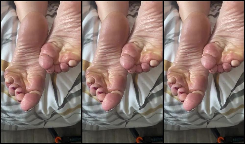 Lezlyan Nicknamed La Little Dancer Feet Onlyfans My Soles Are All Oiled Up And Ready To Go Theyre Shiny And Slippery Just Waiting