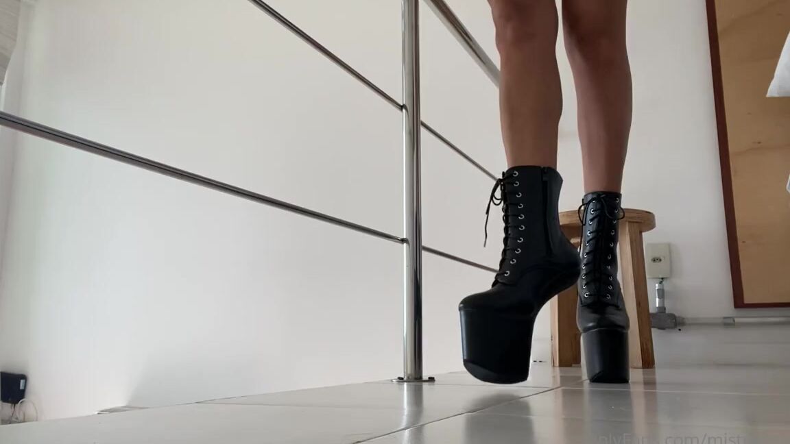 Mistress V Black Nicknamed Mistressvblack Onlyfans No Resisti E Testei As Botas Da Minha Gua Isso Realmente Cansa As Pernas I Couldnt Resist Testi