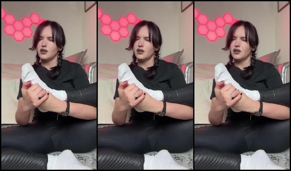 Thefallenbabepremium Onlyfans Yes Moody Goth Girls Also Work Out And Yes Our Socks Also Get Super Sweaty And Smelly Oh Butp