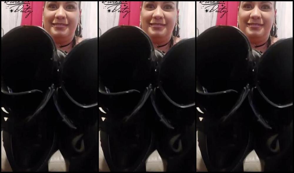 Selena Nicknamed Lunas83Feet Onlyfans After A Long Day On My Feet N 10Hrs Of Wear They Where So Sweaty N Stinky Do U Want To Smell