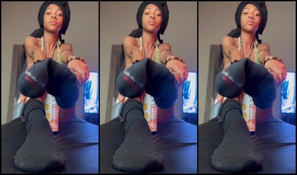 Zafeetllc Onlyfans Sexy Sock Removal While Moisturizing My Pretty Feet