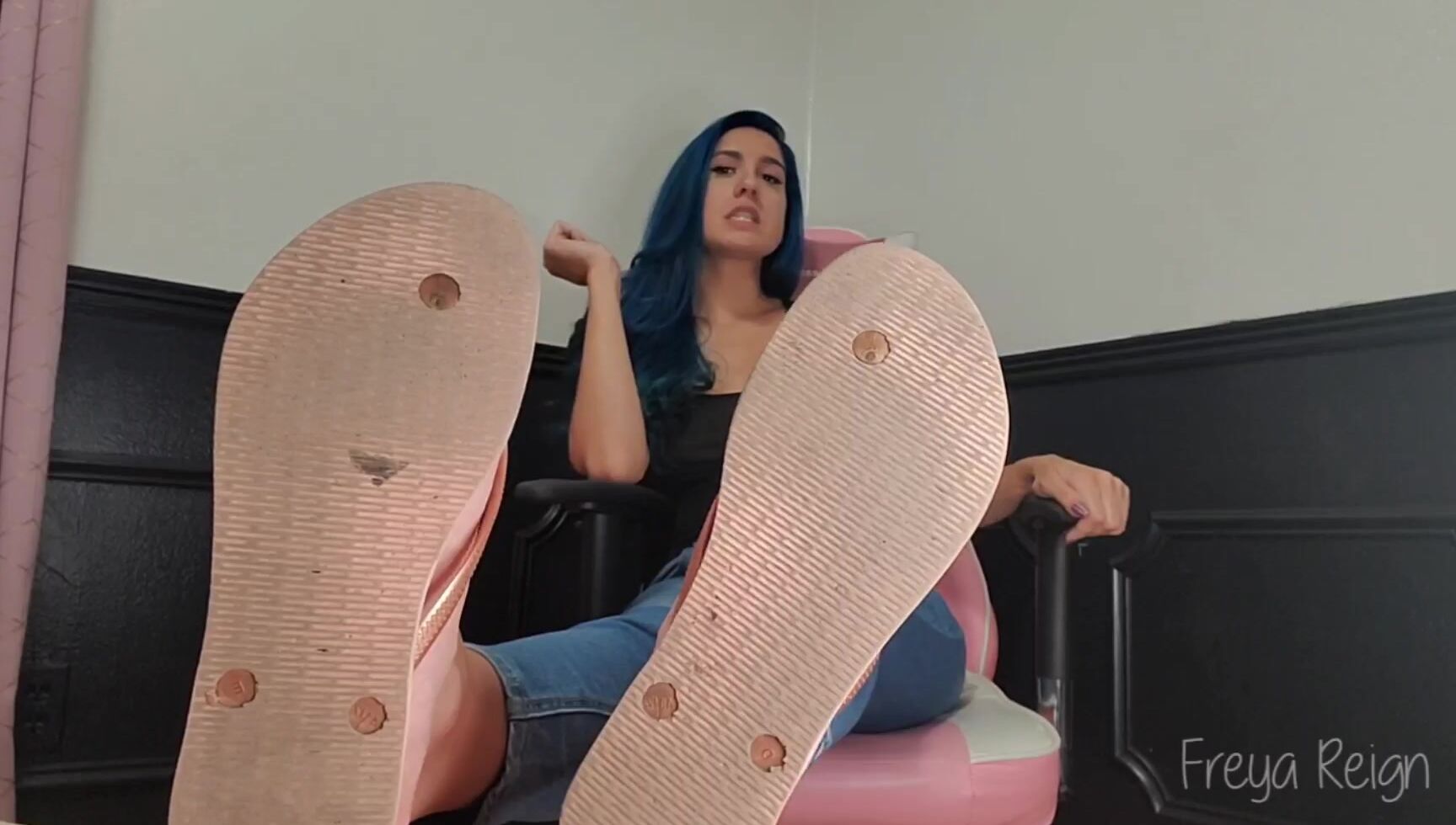"Freya Reign" bratgirls, footfetish, footslavetraining, goddessworship, teaseanddenial No Bare Feet For New Foot Slaves manyvids