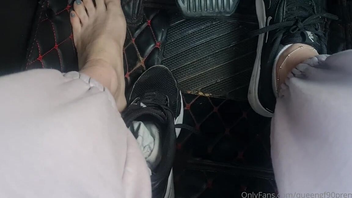 The Foot Queen Of England Aka Queengf90Premium Onlyfans Look How Casually I Dressed This Morning Who Even