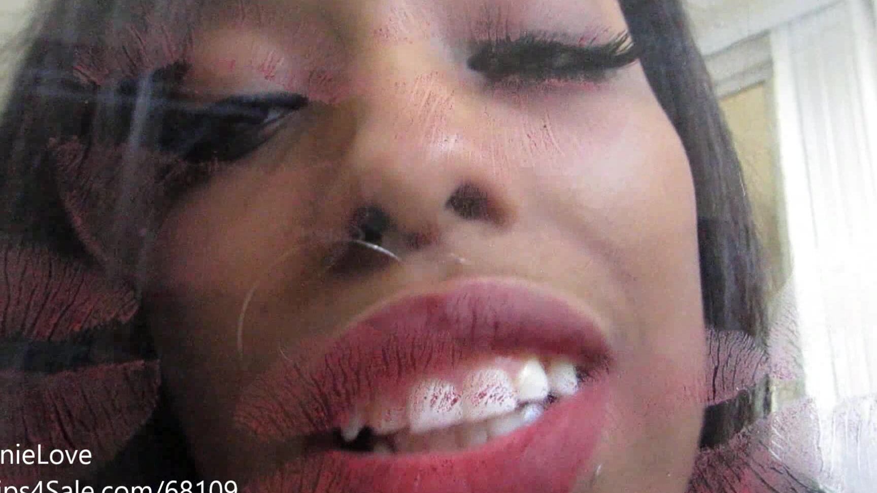 Lanie Love Lipstick Kisses