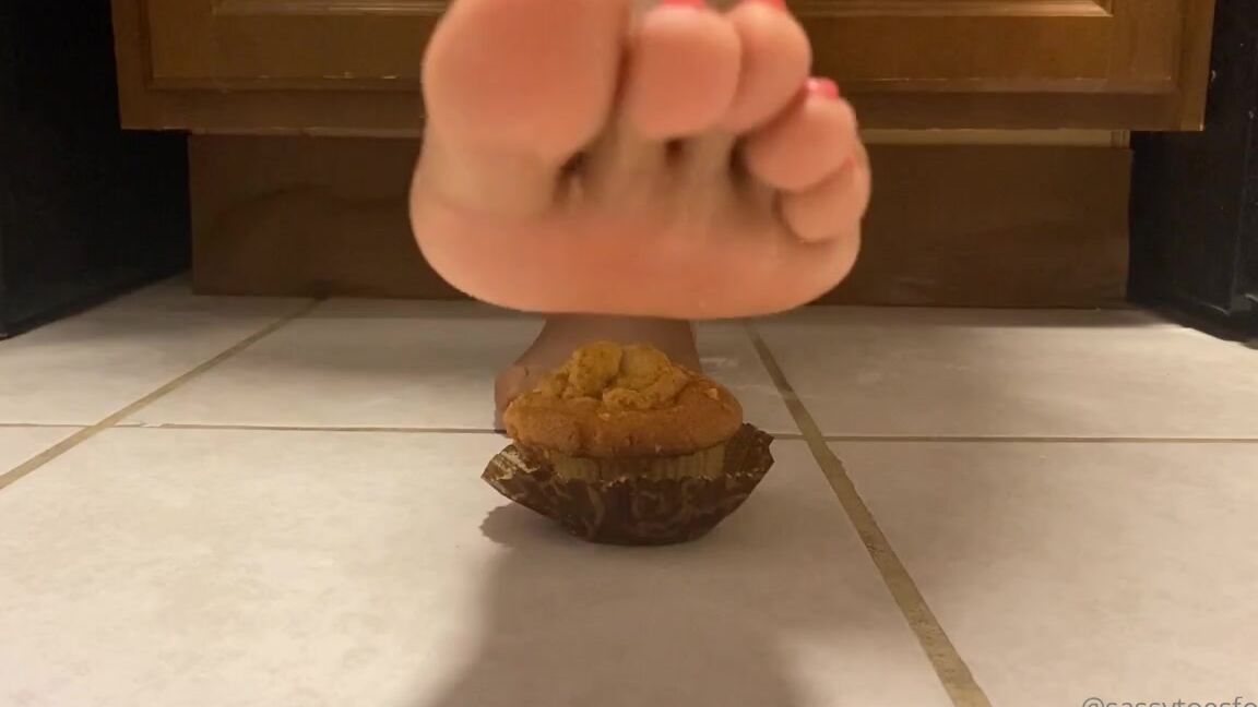 Sassy Toes Aka Sassytoesforyou Onlyfans New Sassy Toes Crushing A Blueberry Muffin Lol