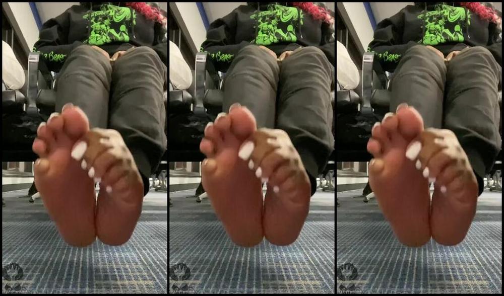 Janeofarchs Onlyfans Layover Airport Play Cum Bust On These Soles