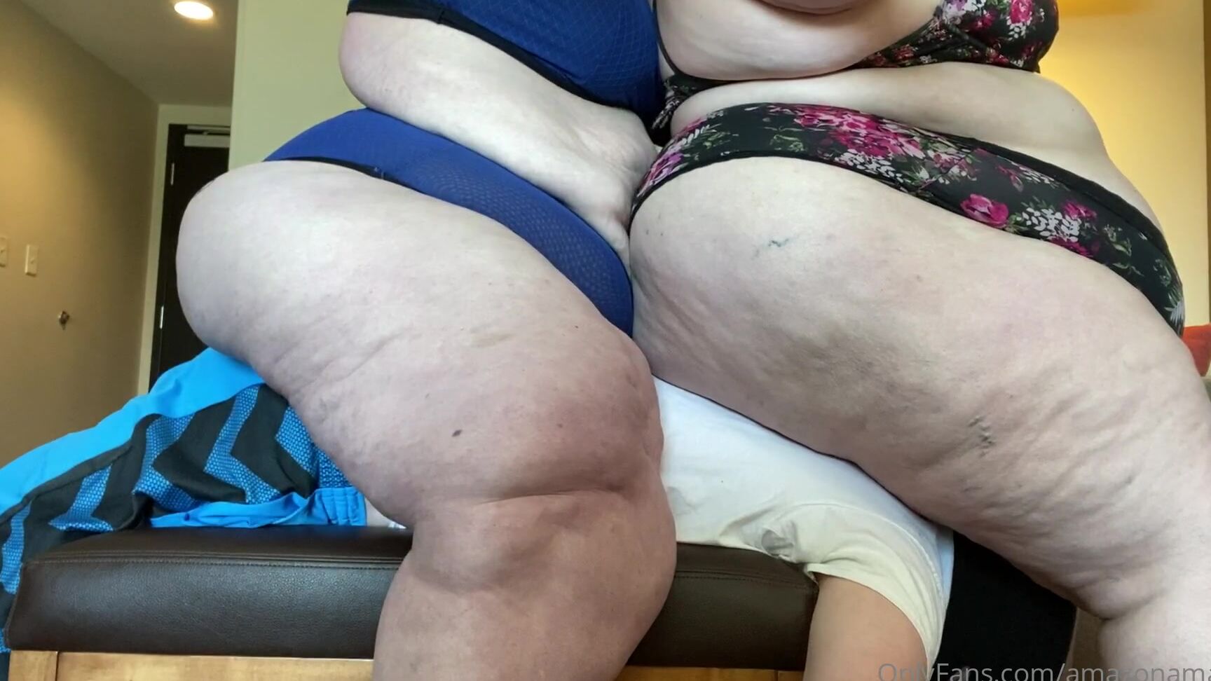 Amazonamanda More Crushing Sitting And Smothering With Vivienne Rose And Kelly Belly