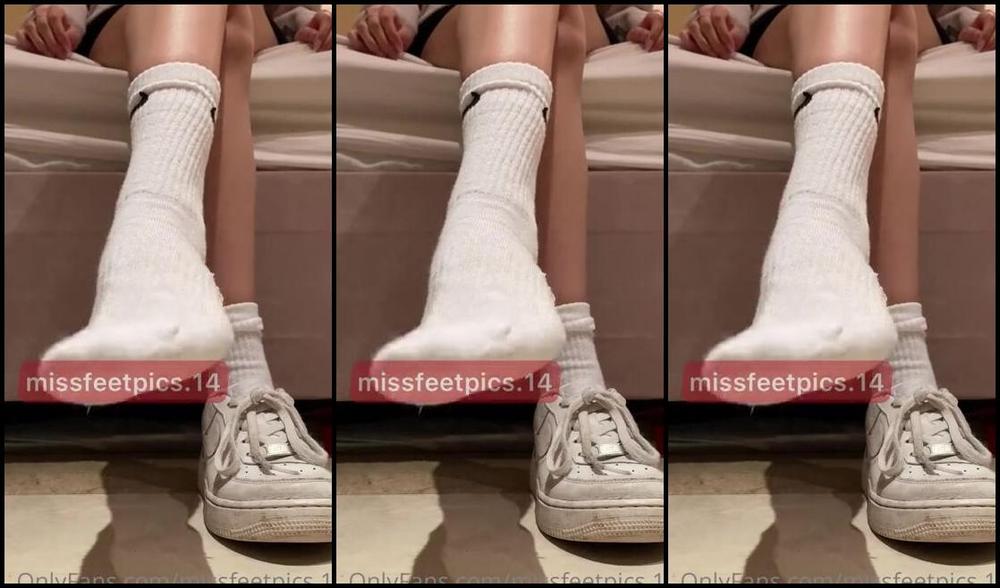 Alia Lizza Nicknamed Missfeetpics14 Onlyfans A Giantess Stripping Her Socks Shoes For You