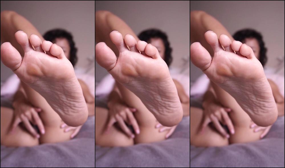 kirapynk-22-02-2022-2372667387-you-re-invited-to-jerk-off-to-my-sweet-perfect-feet-