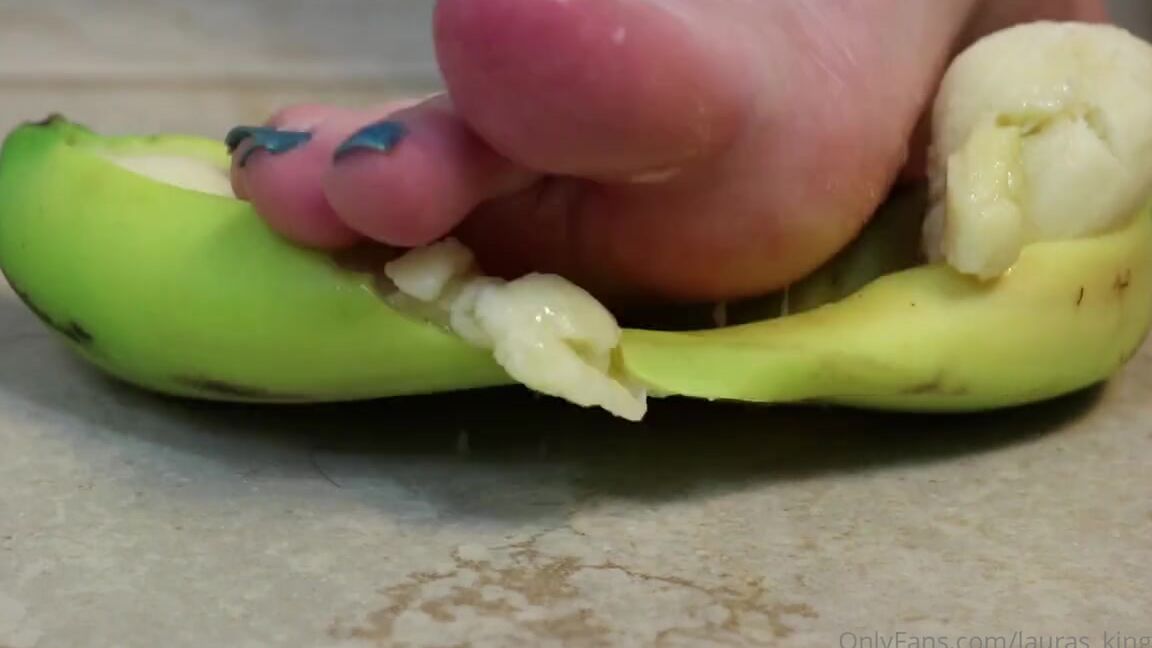 Lalalaura Nicknamed Lauras Kingdom 07 23 2021 Onlyfans Video Lauras Banana Smash Laura Completely Destroys A Banana With Her Sharp Long Blue Toenails C