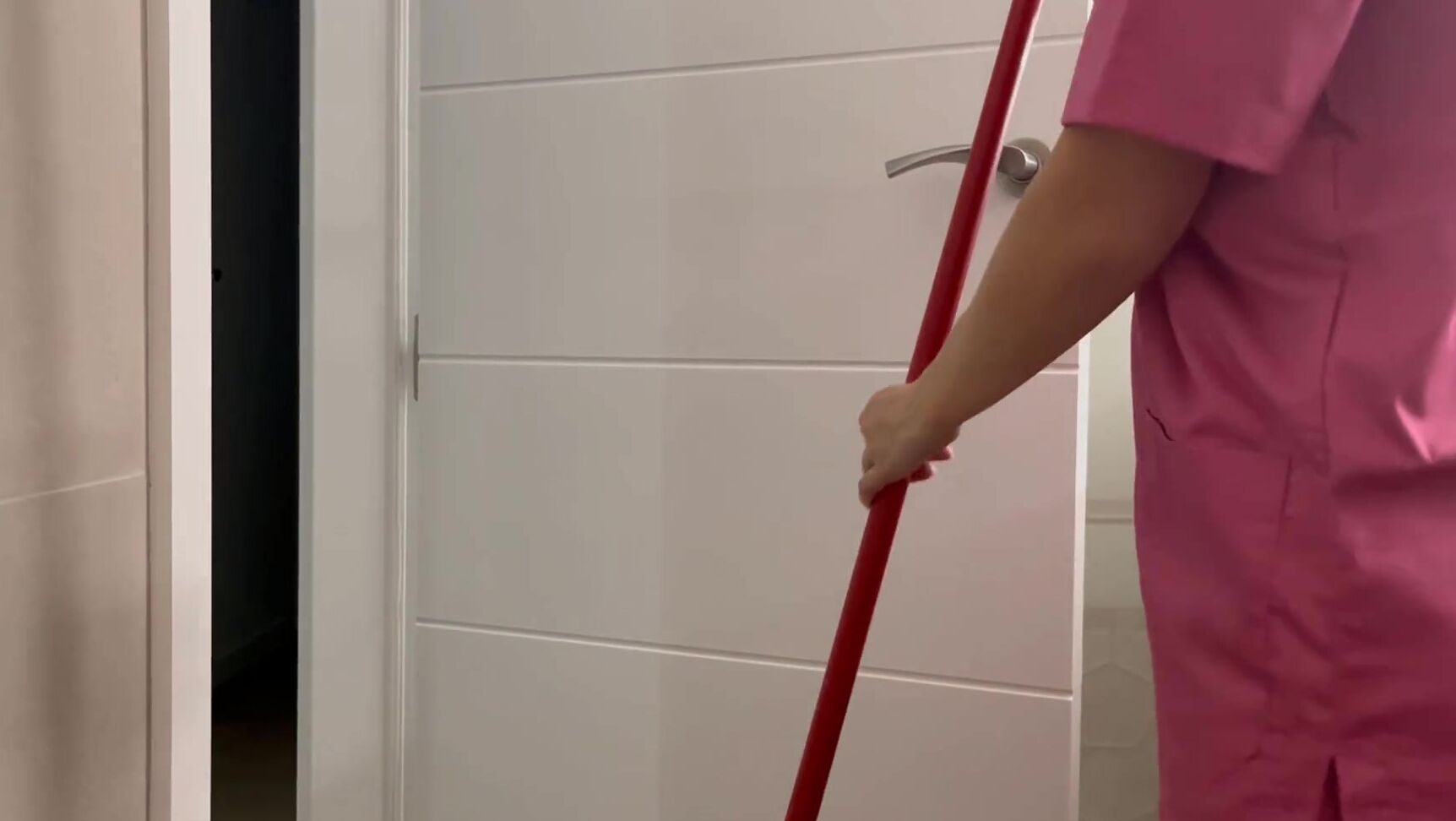 Lecheros 69 45.I surprise the hotel cleaner who comes to clean the bathroom giving me a handjob and she gives me a blowjob to finish off xhamster