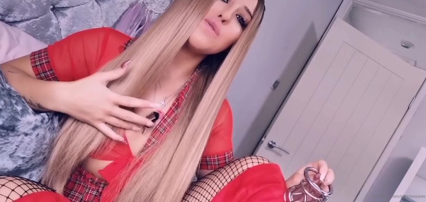 Miss Evie Lock Nicknamed Missevielock Onlyfans Can You See The Keys Hanging Around My Neck These Belong