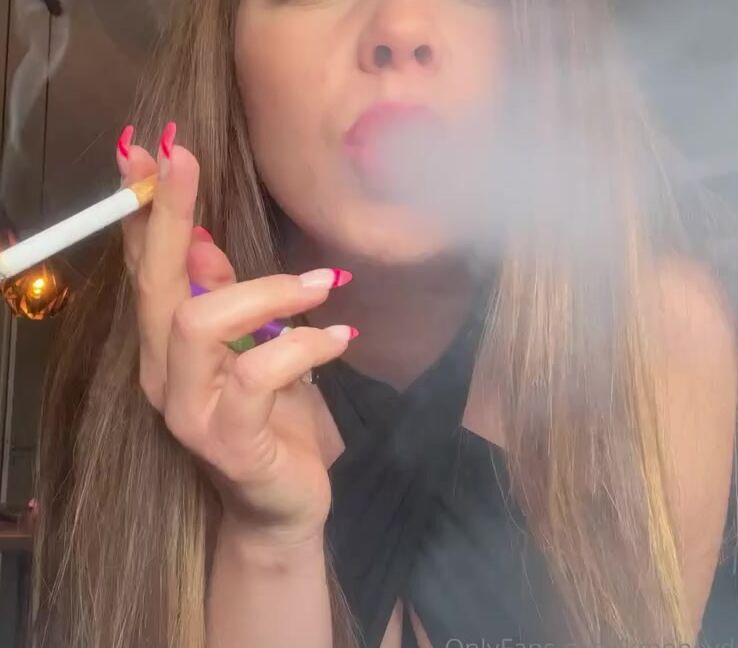 Lady Kira Aka Kmoneydom Onlyfans Schau Mir Beim Rauchen