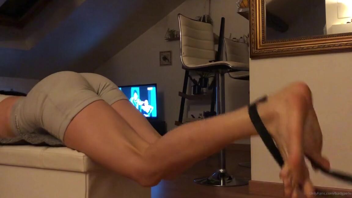 Goddessgaelle Nicknamed Badgaelle Onlyfans Qu Allez Vous Vous Regarder Le Plus Bande De Petits Pervers Mes Pieds Ou Mes Fesses