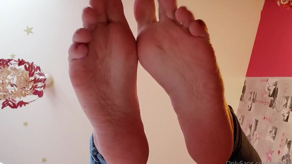 Ayellgirlfeet Nicknamed Ayellgirlfeet Onlyfans Hello Imagine Toi Sur Le Sol Tout Petit En Dessous De Mes Pieds Hello Imagine Yourself Like 1
