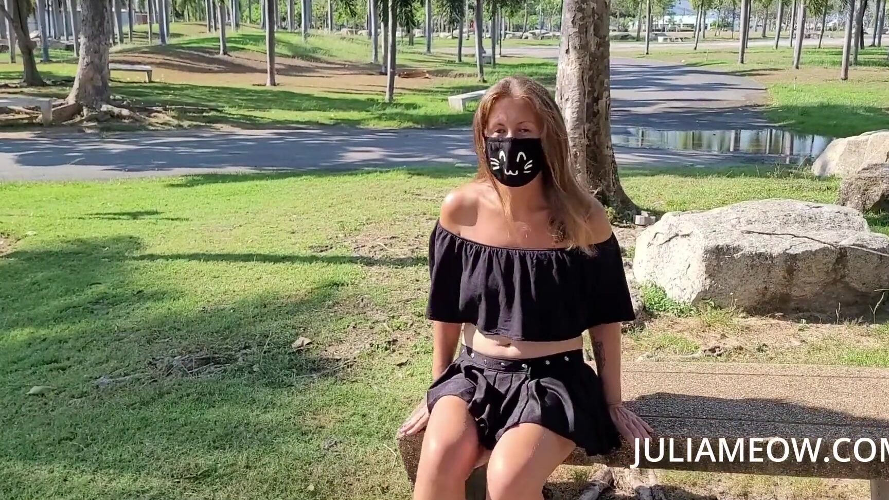 Juli Smith Meow Без трусиков в публичном парке Pornhub