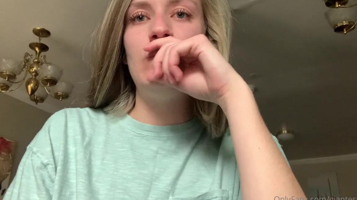 Giantess Tara Nicknamed Giantesstara 03 10 2021 Onlyfans Video I Was Just Minding My Own Business Getting Some Work Done From Home