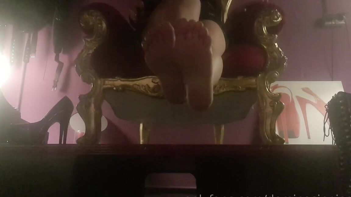 Mistress Sinpiedad Nicknamed Sinpiedad Onlyfans Have Fun Worship My Feet Slave At My Throne Only For You Onlyfans Followers