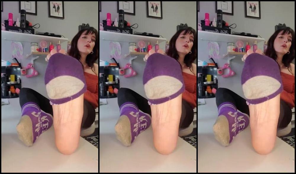 Miss Behavin Aka Misbehavedxoxo Onlyfans You Are Away So Girlfriend Teases You Over Video Chat With Her Soles