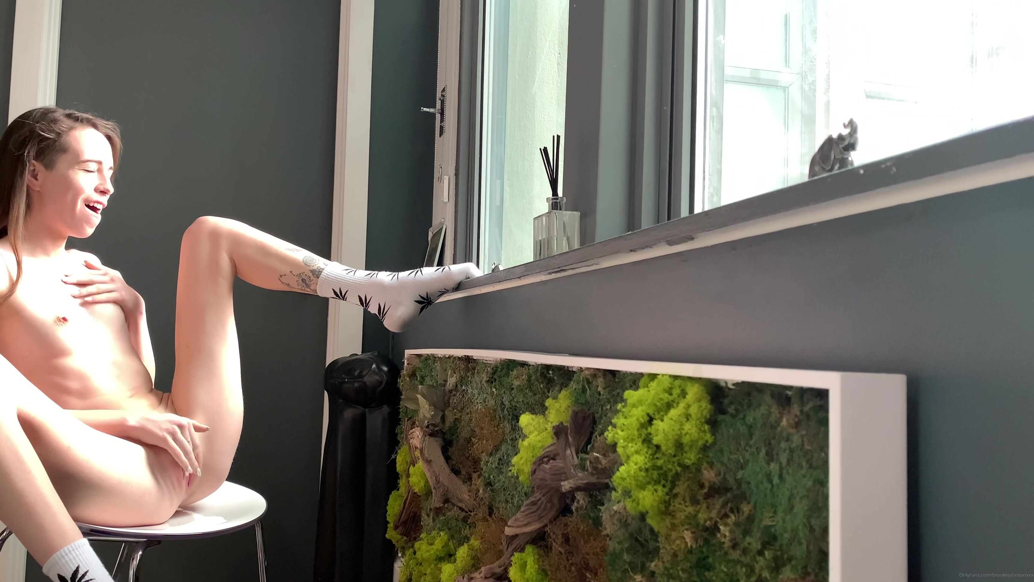 brookejohnsonxxx-06-01-2020-119838577-i-masturbate-and-cum-while-looking-out-the-window-at-nyc.-i-wonder-if-anyone-saw...