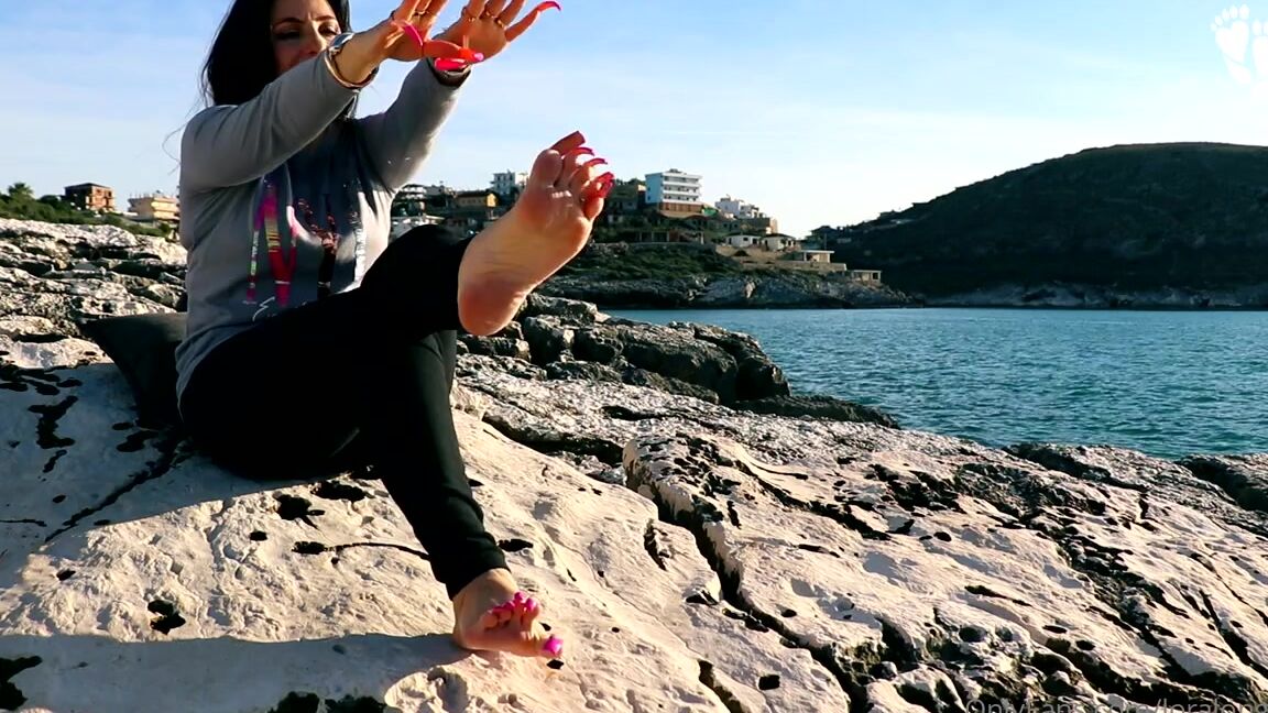 Lora Long Nails Nicknamed Loralongnails Onlyfans The Sea Behind Long Pink Tipper Toenails