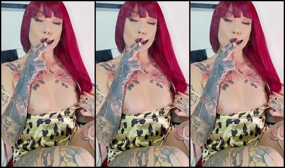 Queen Kinkerbell Nicknamed Kinkerbell23 Onlyfans A Cosy Last Night Smoke In My Silky Pjs Here To Brighten Up Your Day