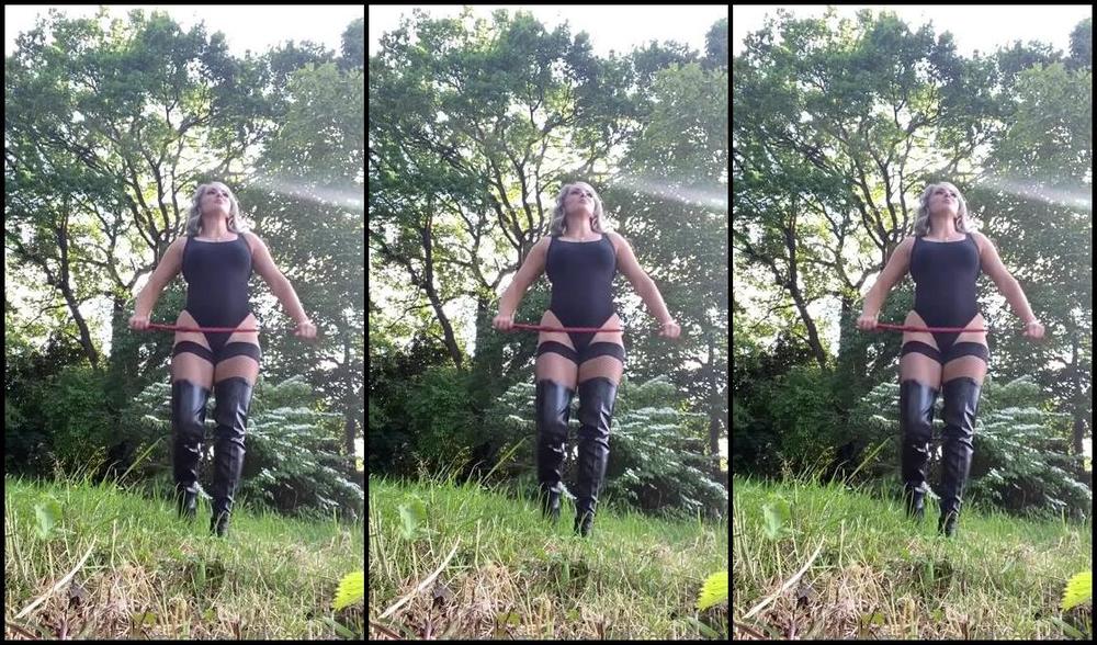 Misscourtneym Onlyfans Can You Believe As I Finished Filming This The Farmer Walker Past The One Place You Can See In Ug9P