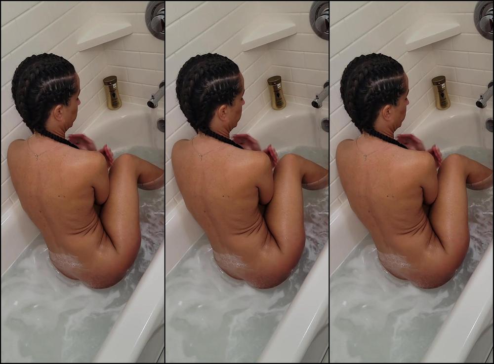 Laurenthegaqueen Bath Time But I Can T Get My Braids