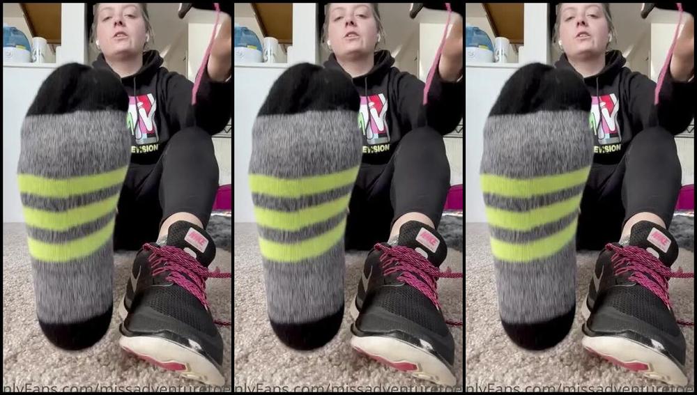 Adventuretoeskat Nicknamed Missadventuretoeskat Onlyfans Watch Me Take These Gym Socks Shoes Off Wipe Your Drool
