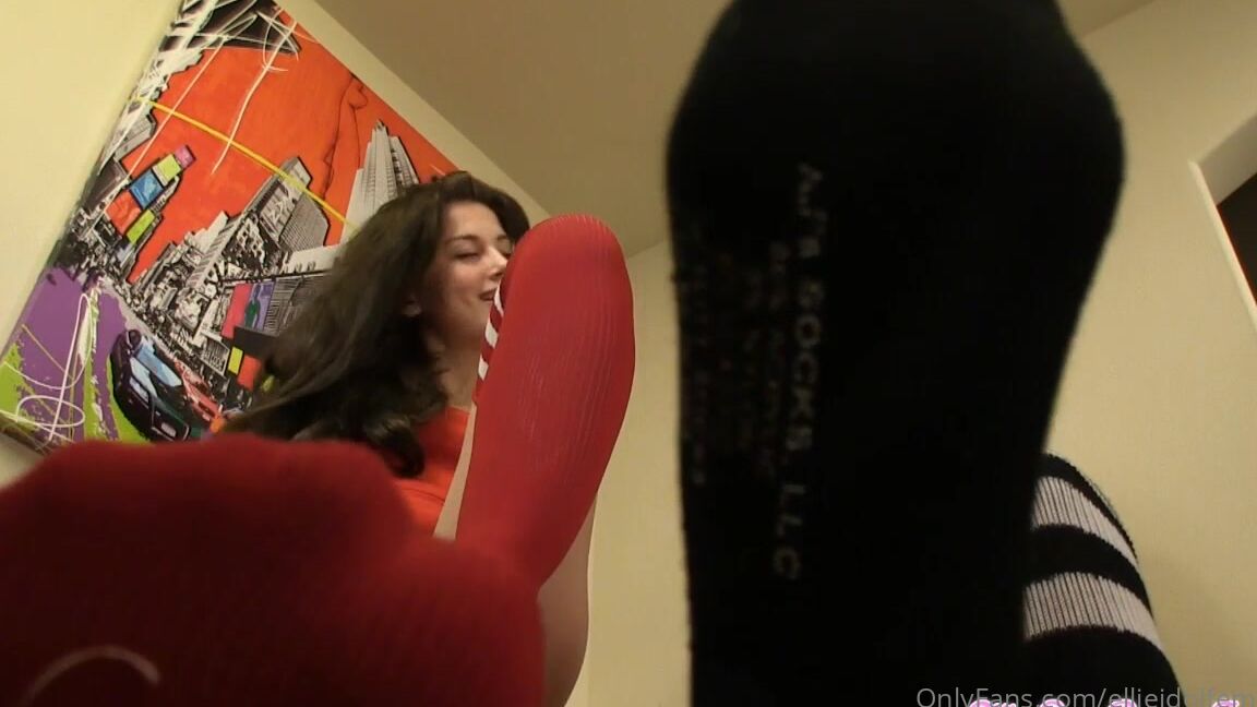 Ellieidolfemdom Chastity Lynn Ellie Idol Lend Sock Feet For Worship P On Your Knees Again Aren T You
