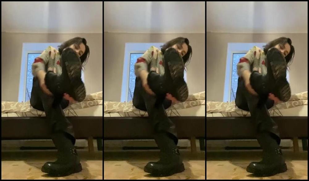 Marta Petarda Nicknamed Itsmartapetarda 12 13 2023 Onlyfans Video Taking Off My Dirty Shoes And Smelly Socks Showing My Sweaty Feet After A Snowy Day