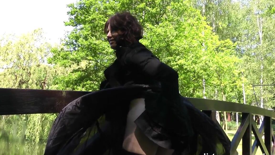 Goth Lady prolapse public park walk - 31.05.2014 SiteRip