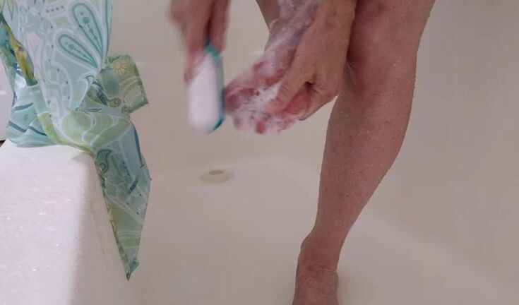 Morina My Feet In The Shower