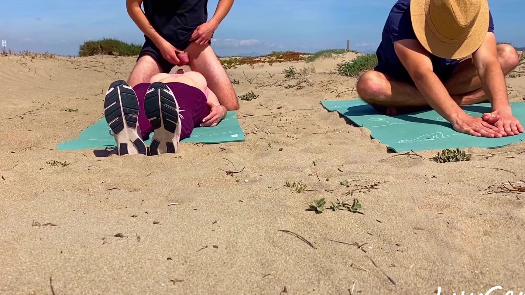 LuvGaru Инструктор по йоге кончает в киску хотвайф на улице, пока ее xhamster