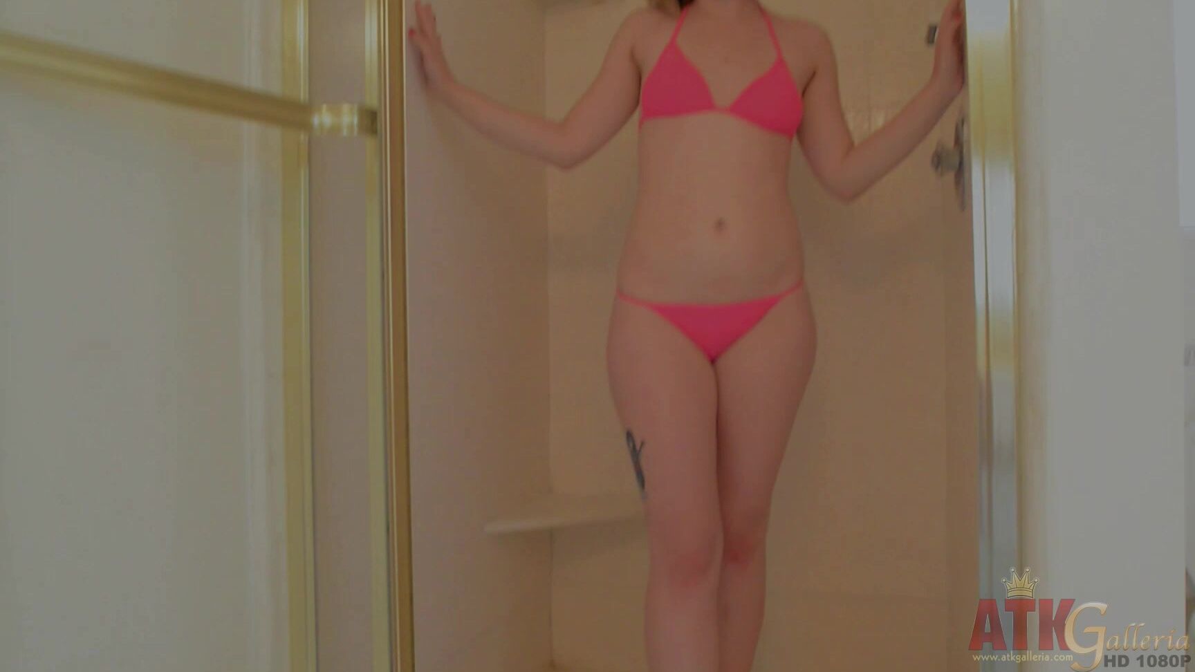 Solo, Pissing, Posing Ella Nova - Watersports SiteRip