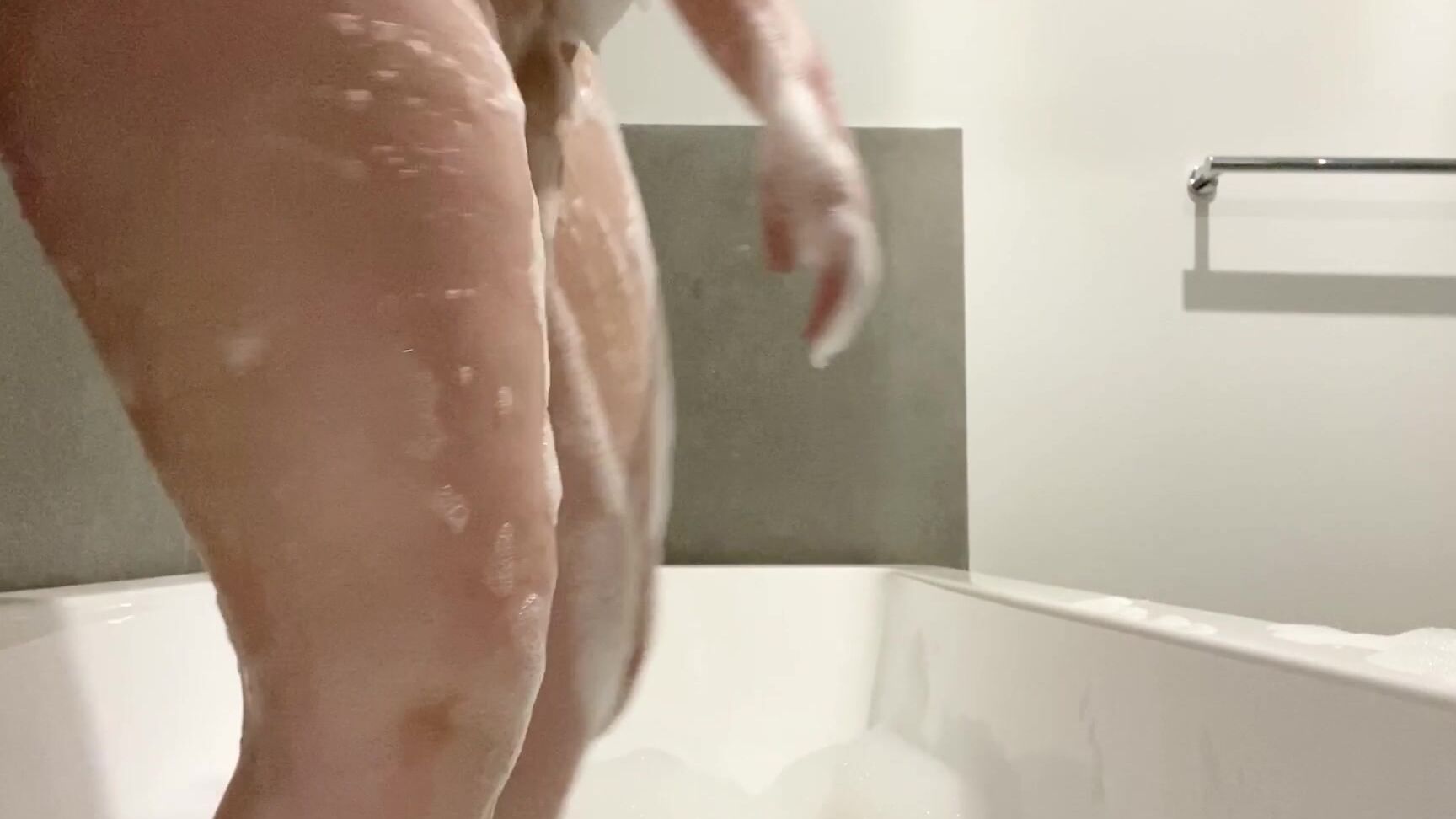 Jjade Fun In The Bath