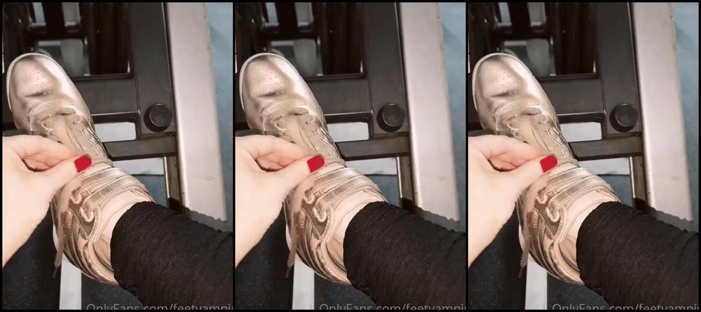 Feetvampire Nicknamed Feetvampire Onlyfans I Take Off My Feet In The Gym Slippers And Sweaty Feet Hummmmm Suck Suck You Bastard
