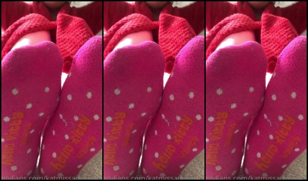 Adventuretoeskat Nicknamed Missadventuretoeskat Onlyfans Let Me Take These Socks Off You Can Warm Them Up For