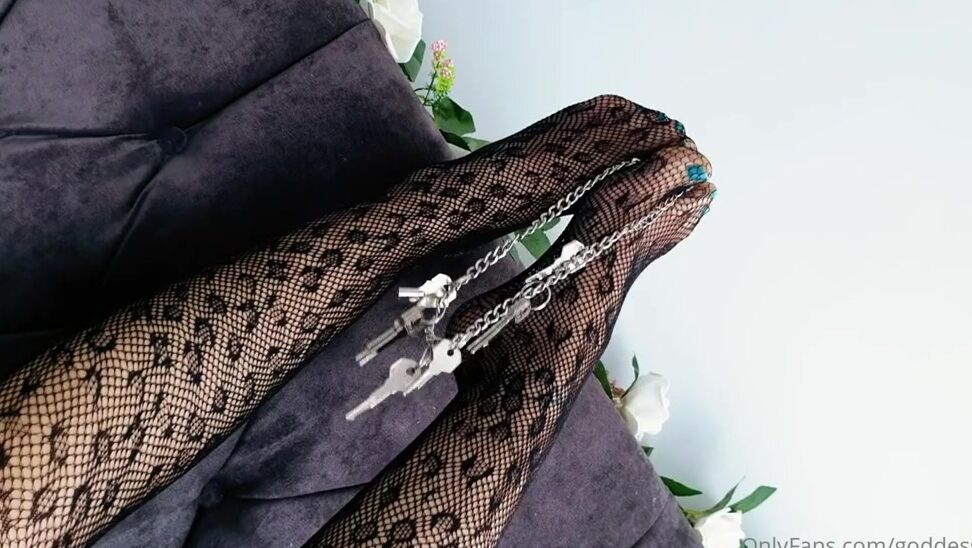 Miss Evie Lock Nicknamed Missevielock Onlyfans I Want You Begging My Pretty Little Feet For Your Chastity Key