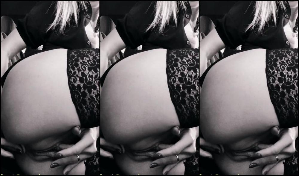 SexwifeKaty i jerked off my pussy right in the parking lot in the car from the first person Pornhub